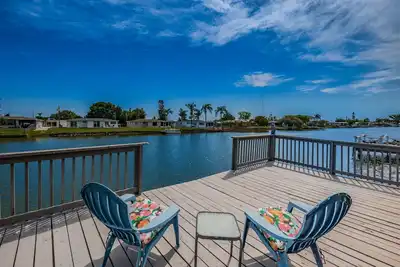 Image de Serene Lakefront home in Tampa Bay, close to beaches and downtown Tarpon Springs