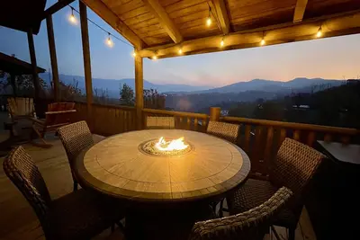 New Cabin! Mountain Views, Huge Decks, Awesome Game Room And Fire Pit! !