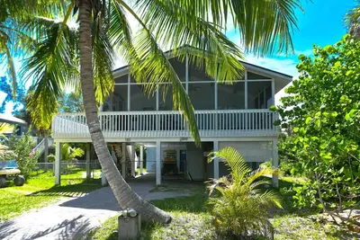 The Blue Pearl-walk to beach, 3b/2b with screened porch, and Ncic (pools & more)