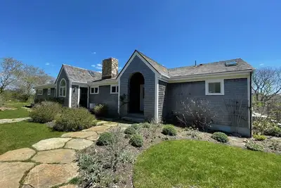 Image de Modern Luxury Waterview Home, Private Beach Access, 4 Br, 3 bath