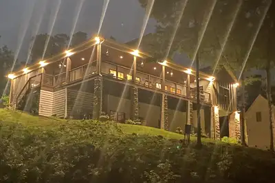 Image de 10% Savings - No steps to lake! Fiber Internet! Luxury Lake Home, Big Water!