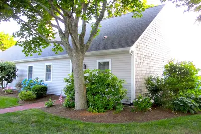 Image de Charming Chatham condo - Oyster Pond views, pool, tennis court and water access