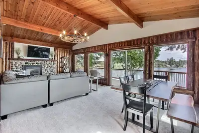 Image de Lakefront Cabin w/Hot Tub, Game Room, Kayaks & Mt. Rainier View