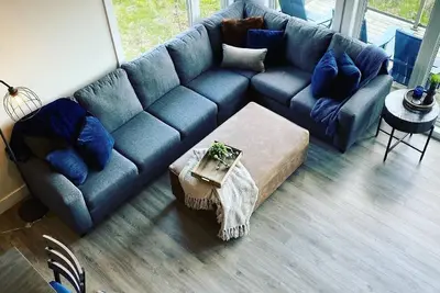 Image de Modern Condo with a View. Walking distance to beach and Hidden Valley Ski Club.