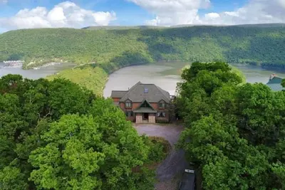Image de Luxury mountain lake home! Stunning views! Hot Tub, Fire Pit, Grill, Sleeps 24!
