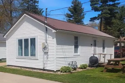 Image de Lilly Pad North, Cottage #4 is on Shawano Lake, nestled among 4 other cottages. Beautifully located. Relaxing days on the beach and sunsets  by the firepit are the best.