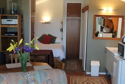 Image de A cozy studio with a beautiful tranquil lakeside location on Lake Rotorua