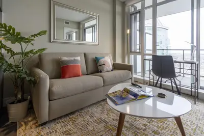 Image de Superb Views! - 1 Bedroom Condo in Luxurious High Rise