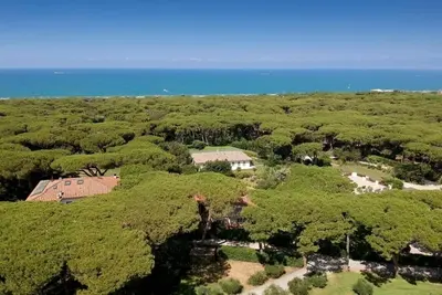 Image de Beach Front Casa Verde, charmante villa en bord de mer, située à seulement 300 m de la plage d. . .