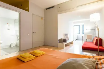 Image de Minimaliste-Studio Suite appartement néo-classique dans le centre-ville de coeur! Wi-Fi gratuit