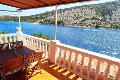 Image de Appartement de vacances Vinišće pour 1 - 4 personnes avec 2 chambres à coucher - Maison mitoyenne