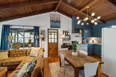 Image de Emerald Cove Lakefront Cabin with Kayaks & Canoes