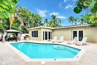 Image de Tropical Palm Oasis Heated Pool near Beach