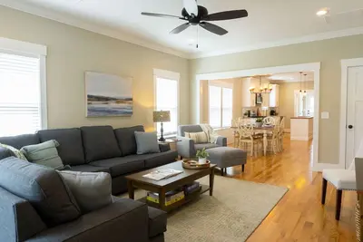 Image de Haven House: New Bungalow near downtown, close to all!