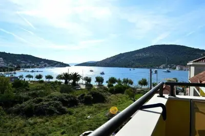 Image de Appartement de vacances Vinišće pour 2 - 4 personnes avec 2 chambres à coucher - Maison jumelée
