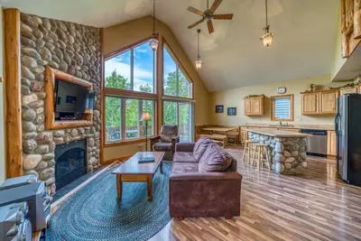 Image de Now Available! ! Comfortable 4 bed \/ 3 bath lakeside villa close to the action