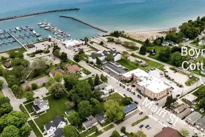 Image de Beach house located one block from Downton Lexington, boat launch. and beach.