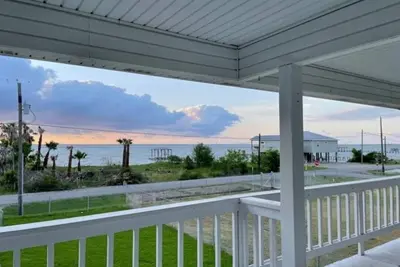 Image de \"The Lone Star\" Water View House with Balcony.