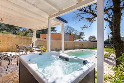 Image de Superbe maison Ă Peroj avec jacuzzi