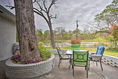 Image de 8 Mi to Lake Ray Hubbard: Creekside Garland Home