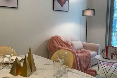 Image de Spacious High Ceiling Home @ Med Center| King Bed