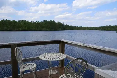 Image de Waterfront Lake  with dock and lake access for your kayak at the park.