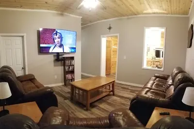 Image de “The Depot” 2bedroom “3beds” 1 bath home. Outdoor party area with tv