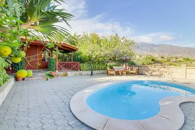 Image de Villa Mimosa, vue sur la montagne, piscine, Wi-Fi rapide, jardin et terrasse ; parking disponible.