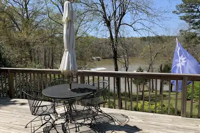 Image de Lakefront home on Lake Hartwell. Covered boat slip, swim deck. Kayaks to use.