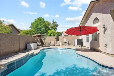 Image de Beautiful n Cozy - Great Location - Private Heated Pool
