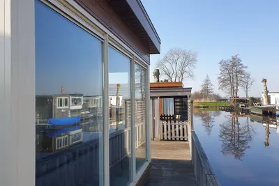 Image de Chalet bien entretenu avec sloop Ă Bantega sur l'eau