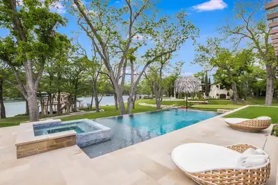 Image de Above Crown Jewel I Premiere I Lake Austin Waterfront I Eventsl Luxe Services