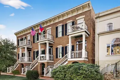 Image de Large Modern Townhome w/ Parking Steps to Forsyth by Lucky Savannah