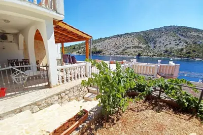 Image de Appartement de vacances Vinišće pour 1 - 4 personnes avec 2 chambres à coucher - Maison mitoyenne
