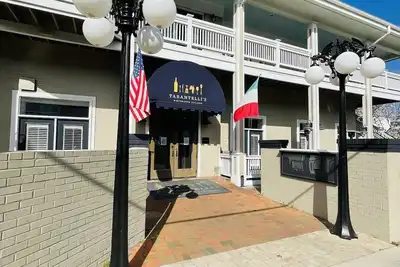 Image de Prime downtown location, luxury condo getaway