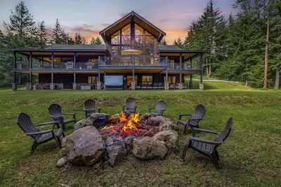Image de 6, 200sqft Dream Mountain Home | Hidden Treasures Awaits!