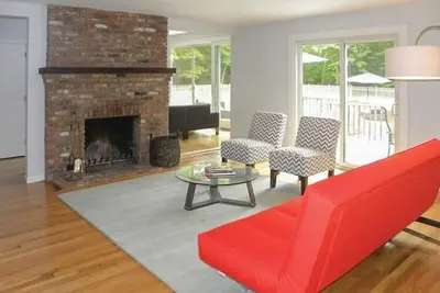 Image de 5 Br Maison; 1 Acre propriété; Récemment rénové; Minutes de la ville / plage