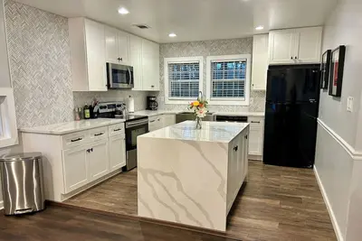 Image de Sleeps 10! Brand new kitchen & main bathroom! Highly sought after 4bd, 3ba.