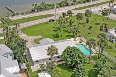 Image de Indian River Waterfront Home with private dock, heated pool, fenced back yard