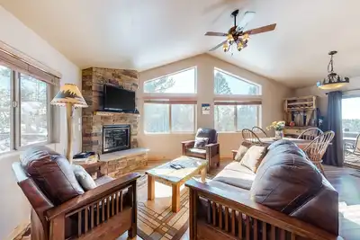 Image de Secluded Dog-Friendly Home w/Free WiFi, Private Hot Tub, Washer/Dryer, Fireplace