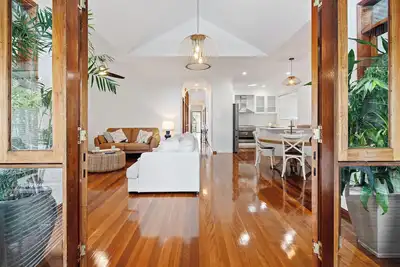 Image de Myriams Cottage Pool house  in Bardon  executive private gorgeous bathroom