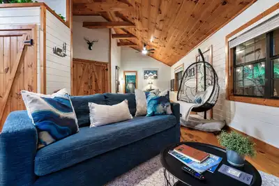 Image de Romantic Sky Harbor Cabin w/ Hot Tub & Game Room
