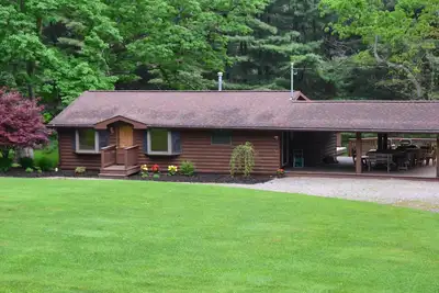 Image de Lick Run Lodge - Riverside Retreat: Perfect Getaway for Outdoor Enthusiasts!