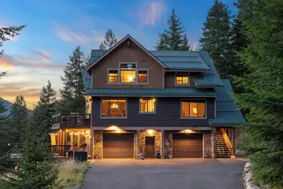 Image de A Pnw dream! Hot Tub, Views, Firepits, Games, Hiking and Epic Location!