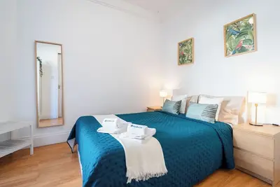 Image de Comfortable Apartment w/ Balcony by HostWise