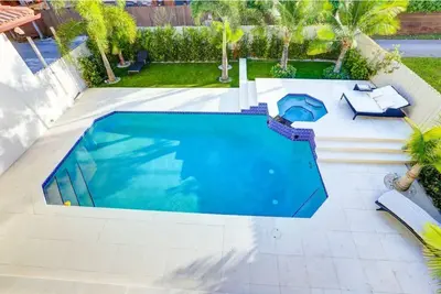 Image de Waterview Mansion in Hollywood Lakes