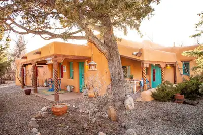 Image de Lovely, Cozy, Furnished & Fenced 1937 Downtown Taos Artist Adobe : 3-6 mo. stay