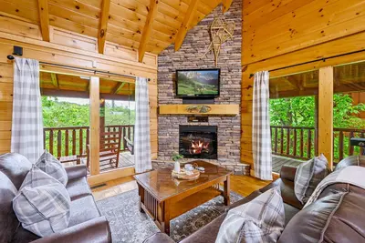 Image de Scenic Escape-Luxury Cabin, Gated, Pools, Mini-golf, Pool Table, Arcade, Air Hockey