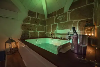 Image de Venezia 83 Luxury Apartament - Room Jacuzzi and Fireplace