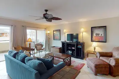Image de Brand New Listing! Heated Pool Access, Steps from Beach, Restaurants & Shopping!
